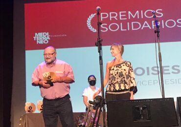 Clínicas UME hace entrega de uno de los premios Solidarios de Alicante.