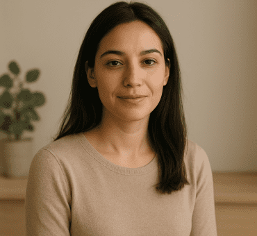 Empoderamiento y resiliencia – mujer mirando al frente, luz cálida, fuerza tranquila.